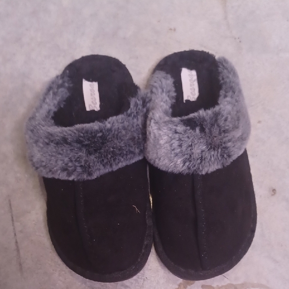 Cozy Black and Gray Kids Slippers - Picture 1 of 4